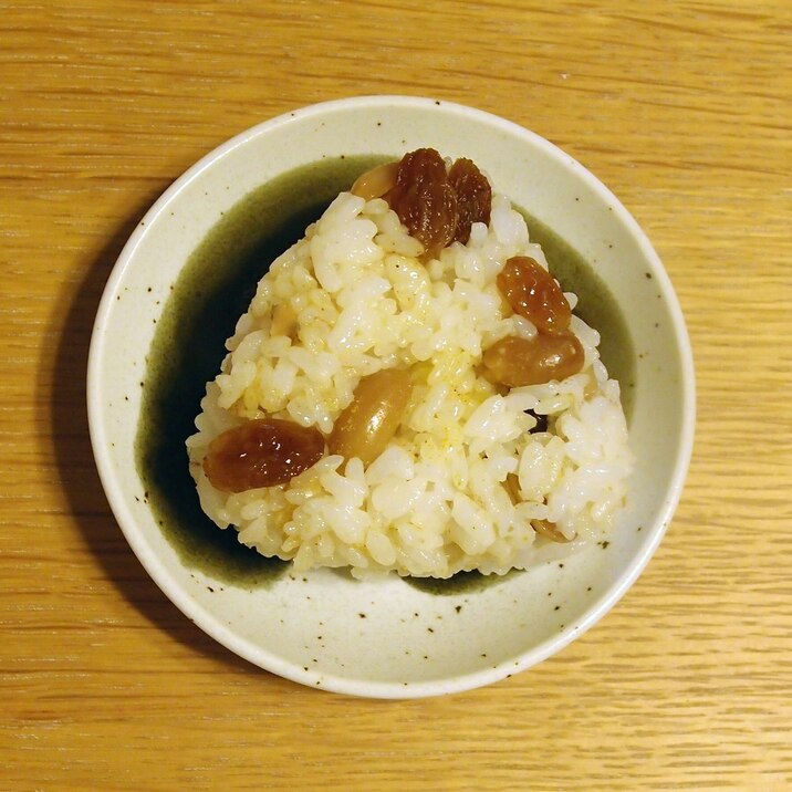 バターピーナッツご飯で作るカレー風味のおにぎり